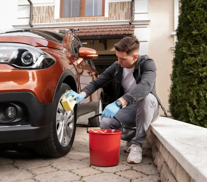 Lavage auto à domicile La Boissière-en-Gâtine : professionnel intervenant sur un véhicule